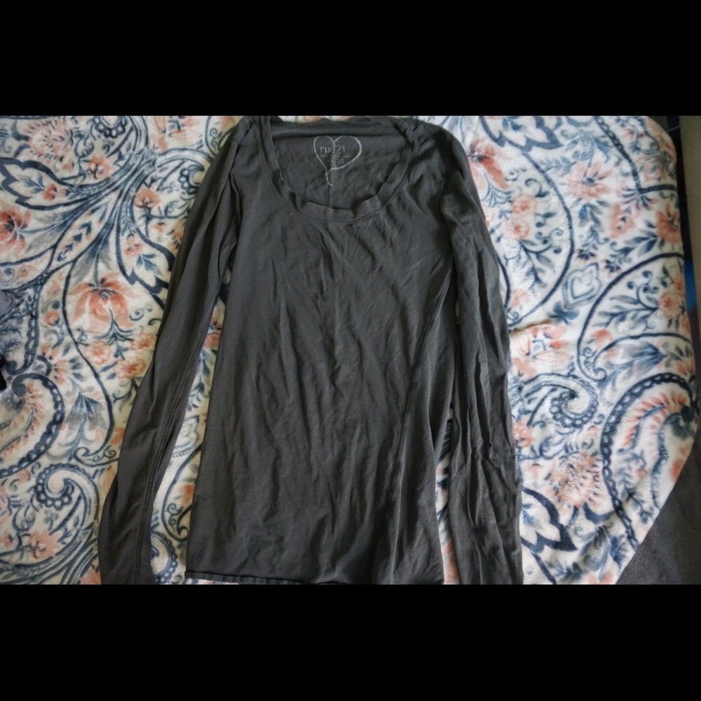Basic Grey Long-Sleeved Tee